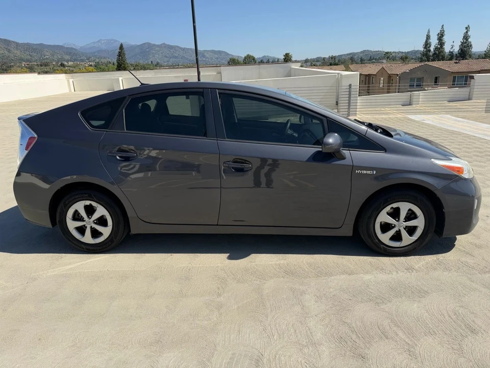 2015 Toyota Prius 3rd Gen - Image 6 of 19