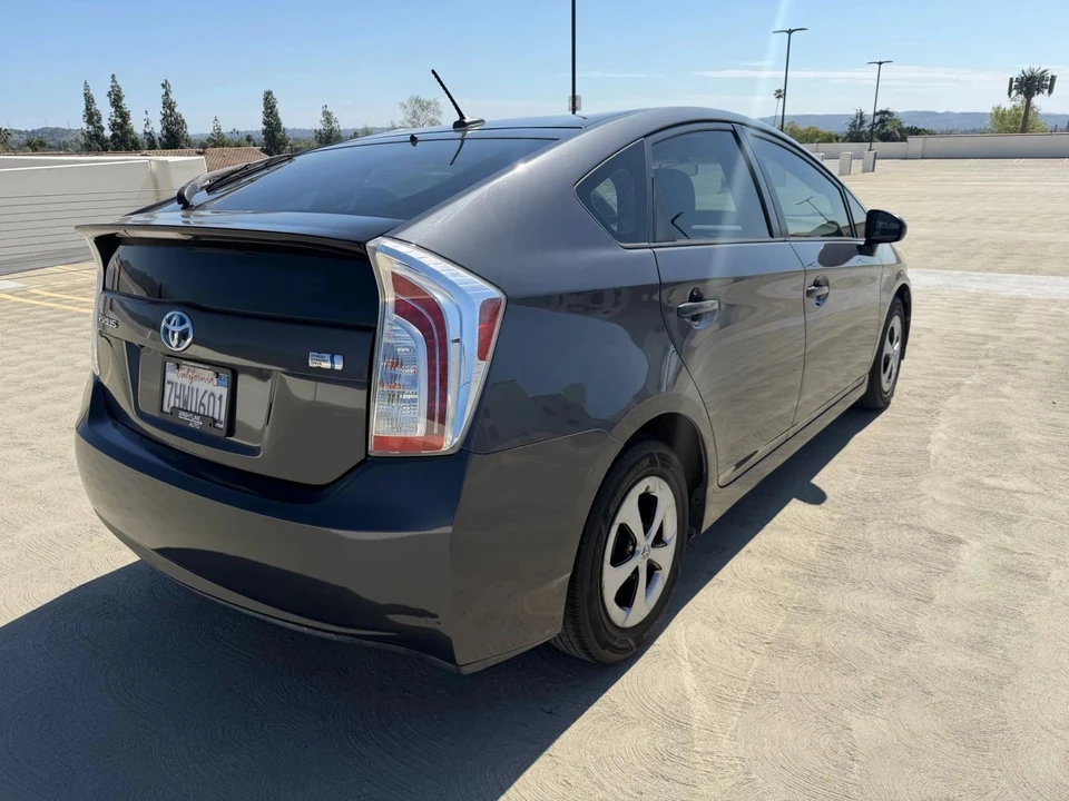 2015 Toyota Prius 3rd Gen - Image 5 of 20