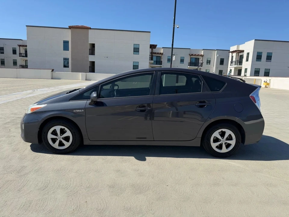 2015 Toyota Prius 3rd Gen - Image 2 of 20