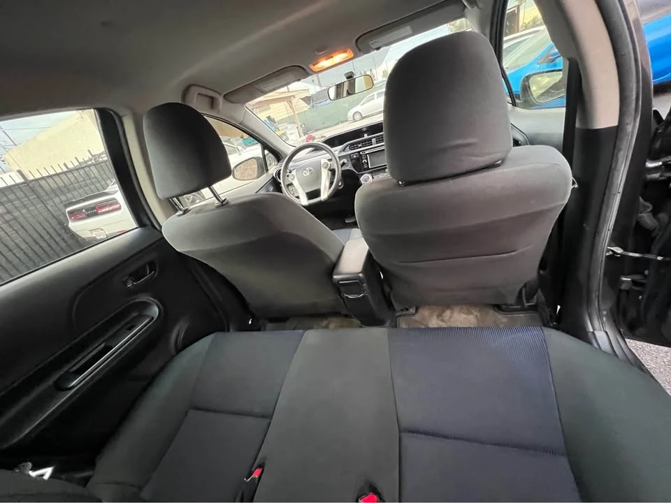 2015 Toyota Prius - Image 9 of 15