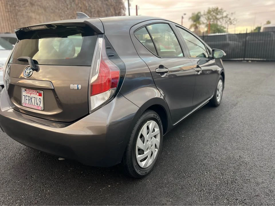 2015 Toyota Prius - Image 4 of 15