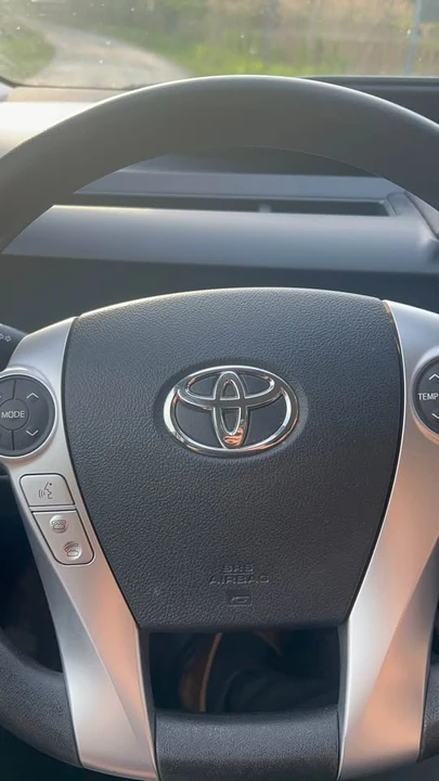 2015 Toyota Prius - Image 13 of 15