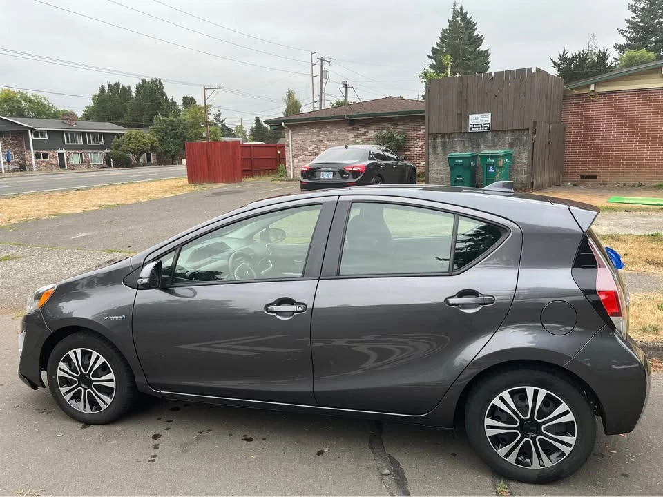 2015 Toyota Prius 3rd Gen - Image 2 of 9