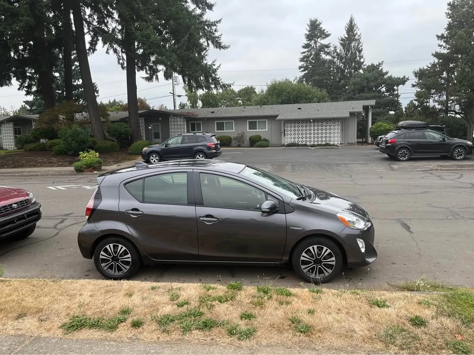 2015 Toyota Prius 3rd Gen - Image 3 of 9