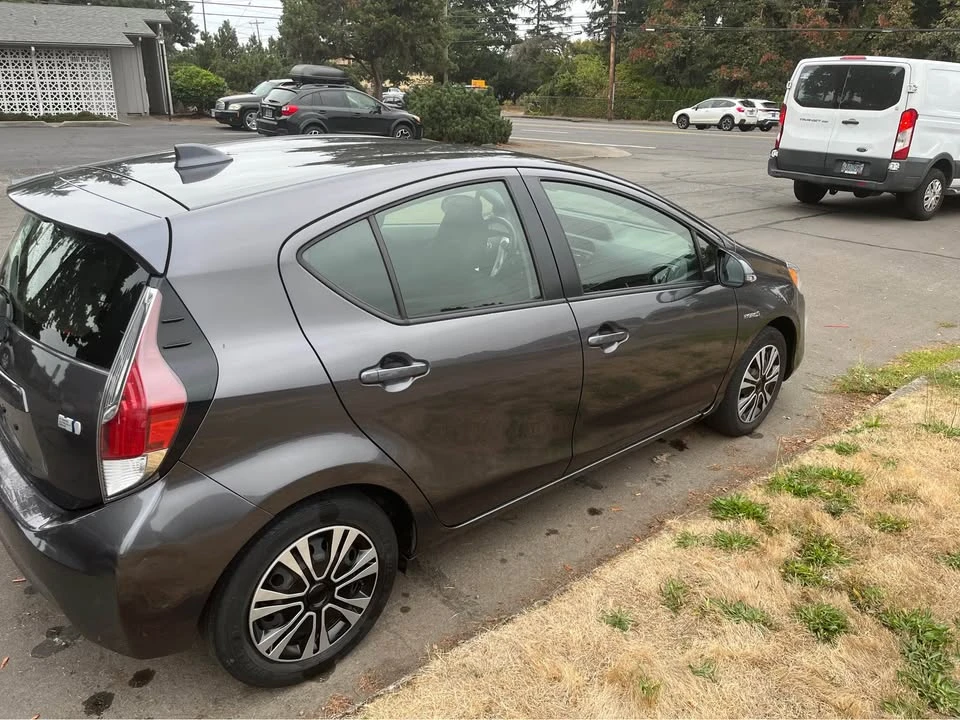 2015 Toyota Prius 3rd Gen - Image 8 of 9