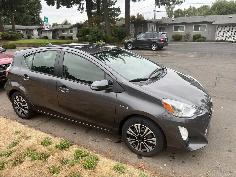 2015 Toyota Prius 3rd Gen - Image 5 of 9