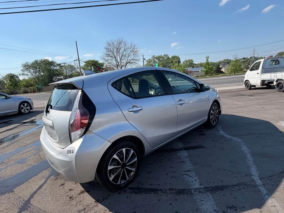 2015 Toyota Prius - Image 4 of 11