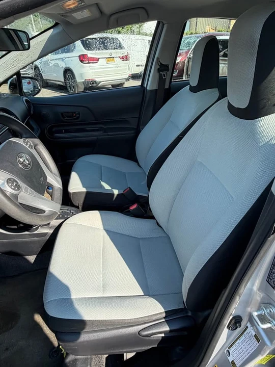 2015 Toyota Prius - Image 10 of 11
