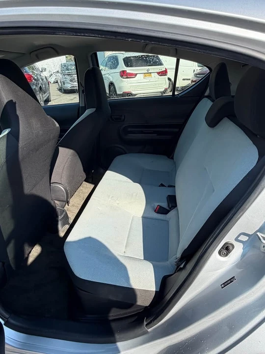 2015 Toyota Prius - Image 9 of 11