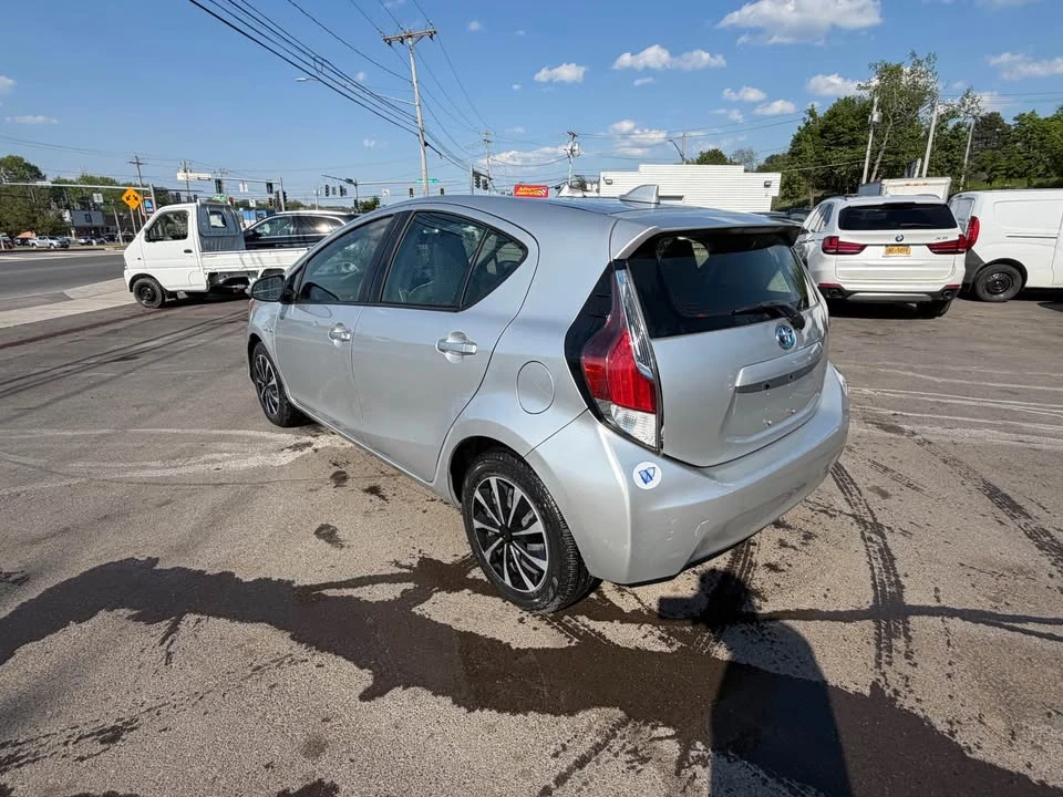 2015 Toyota Prius - Image 6 of 11