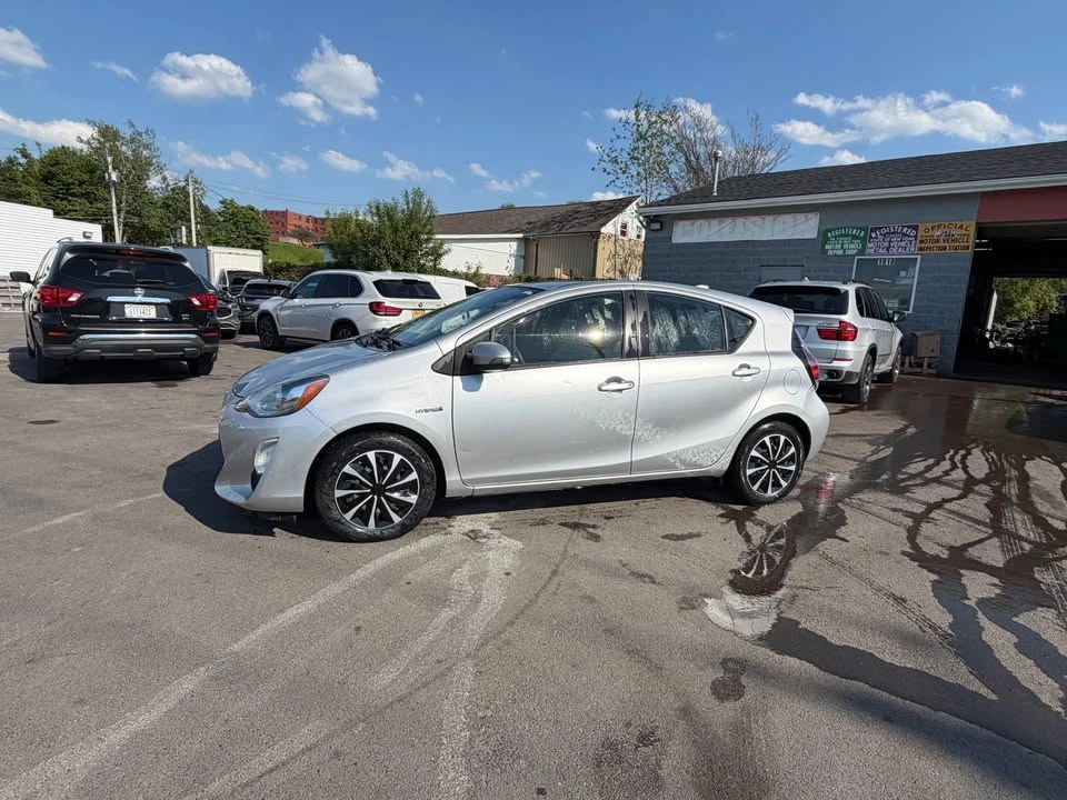 2015 Toyota Prius - Image 8 of 11