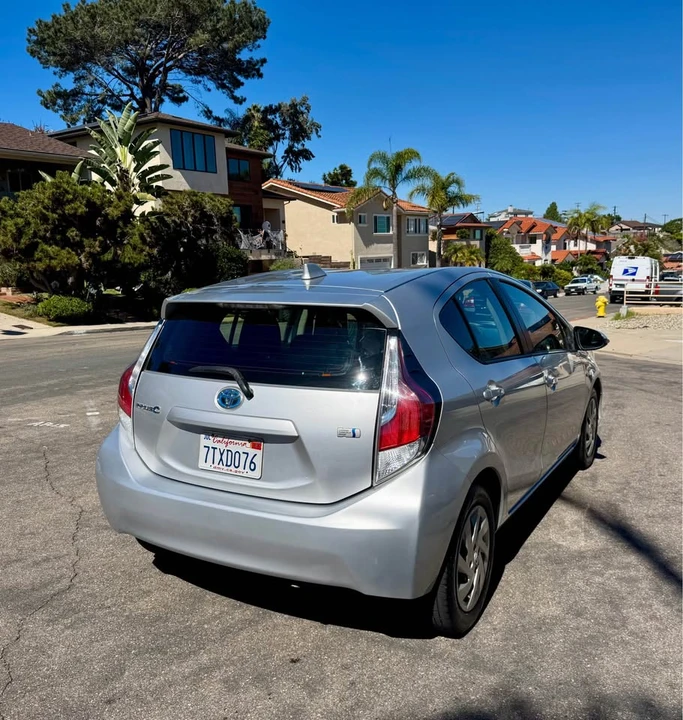 2015 Toyota Prius - Image 6 of 14