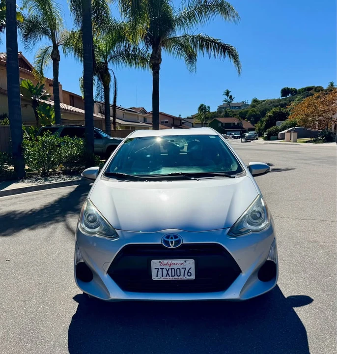 2015 Toyota Prius - Image 9 of 14