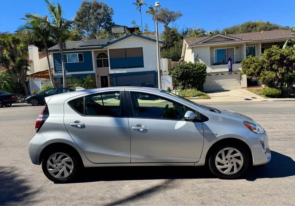 2015 Toyota Prius - Image 11 of 14