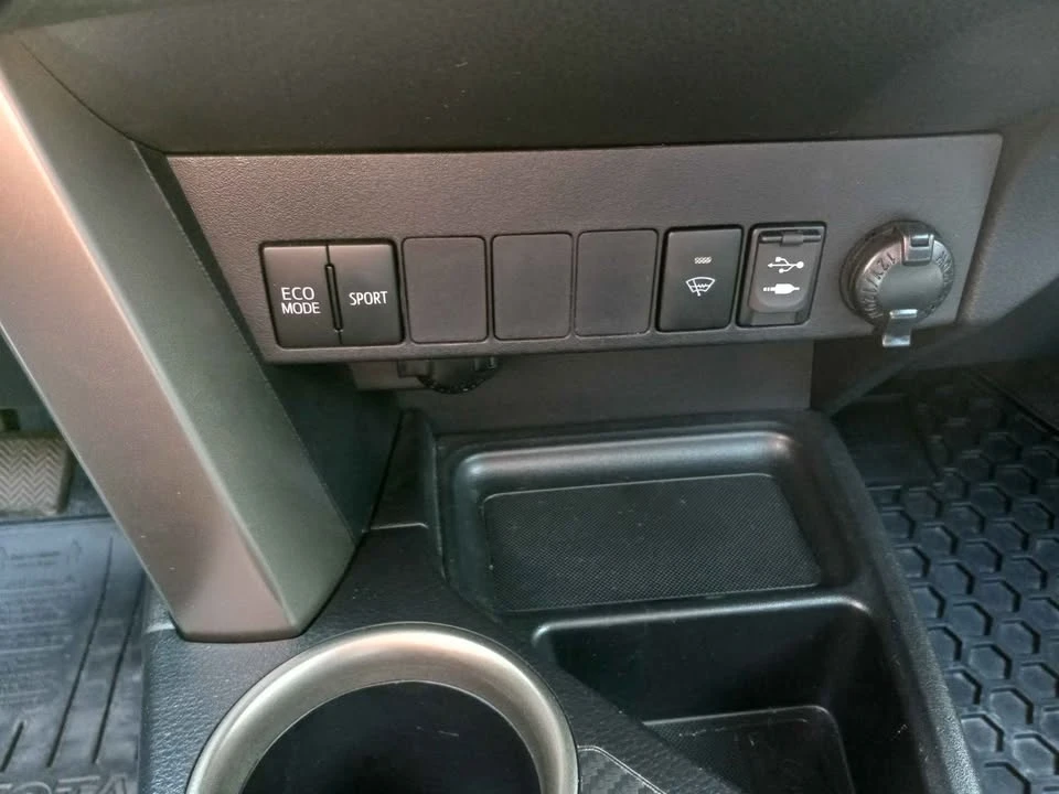 2015 Toyota RAV4 - Image 9 of 12