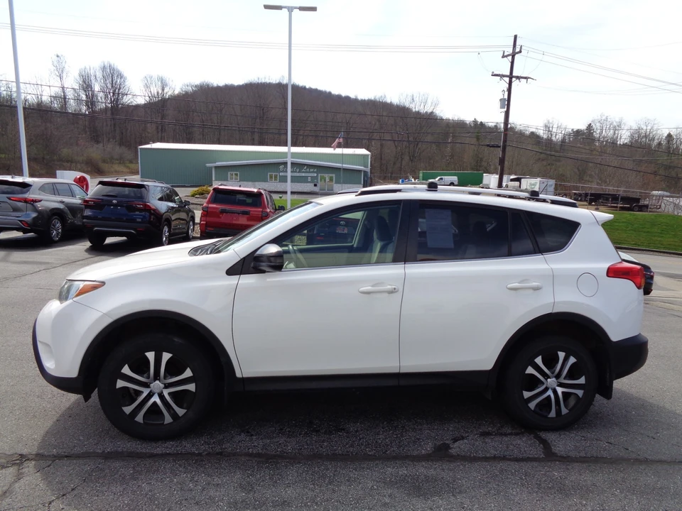 2015 Toyota RAV4 4th Gen - Image 6 of 13