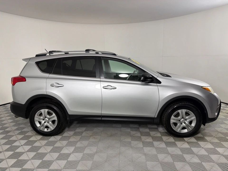 2015 Toyota RAV4 4th Gen - Image 4 of 21