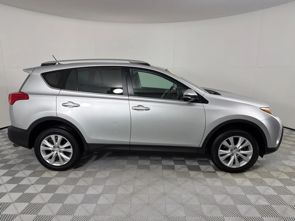 2015 Toyota RAV4 4th Gen - Image 4 of 12