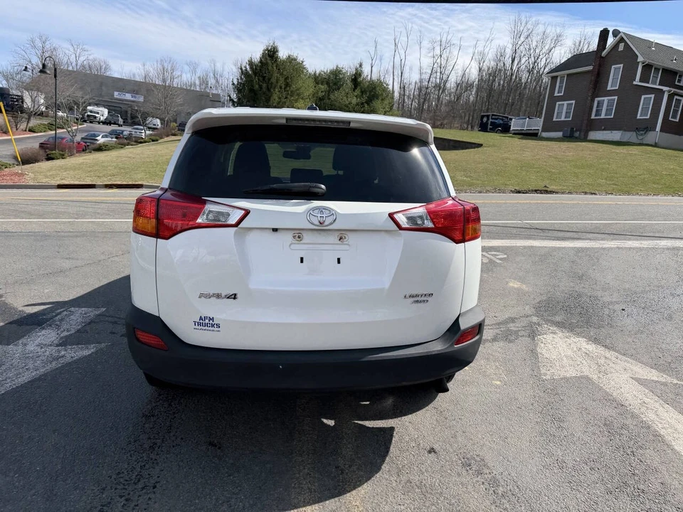 2015 Toyota RAV4 4th Gen - Image 7 of 17