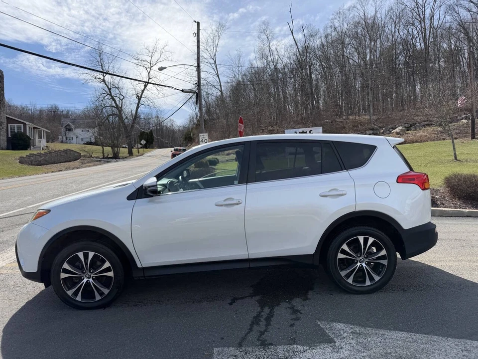 2015 Toyota RAV4 4th Gen - Image 11 of 17