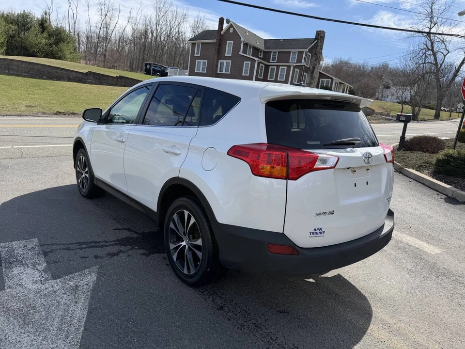 2015 Toyota RAV4 4th Gen - Image 8 of 17