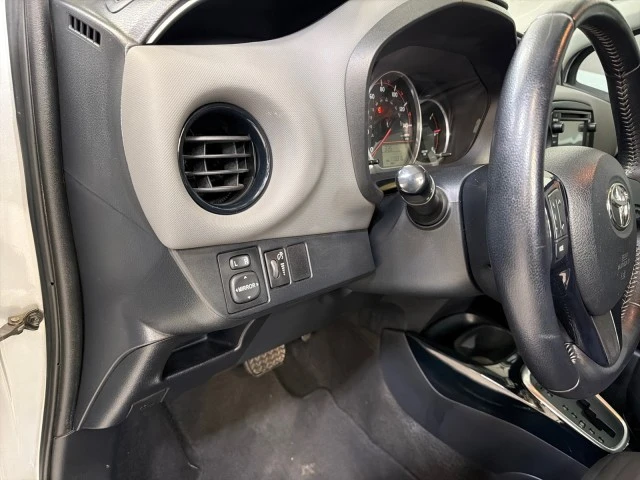 2015 Toyota Yaris - Image 15 of 21