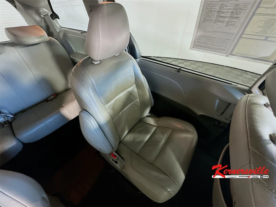 2015 Toyota Sienna 3rd Gen - Image 14 of 21