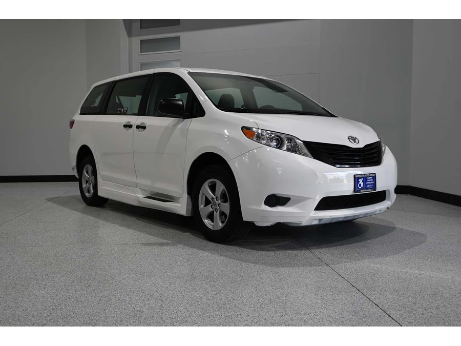 2015 Toyota Sienna 3rd Gen - Image 3 of 12