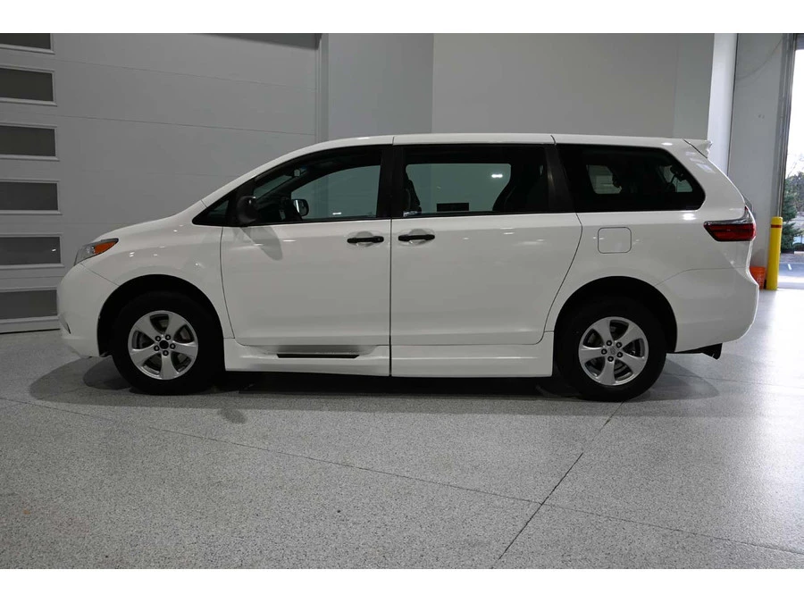 2015 Toyota Sienna 3rd Gen - Image 9 of 12