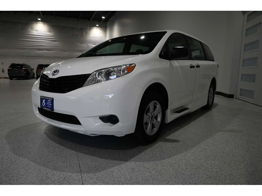 2015 Toyota Sienna 3rd Gen - Image 10 of 12