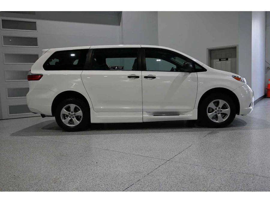 2015 Toyota Sienna 3rd Gen - Image 5 of 12