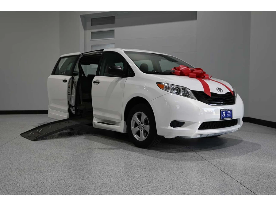 2015 Toyota Sienna 3rd Gen - Image 2 of 12