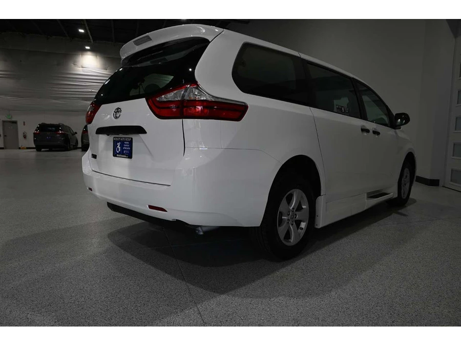 2015 Toyota Sienna 3rd Gen - Image 6 of 12