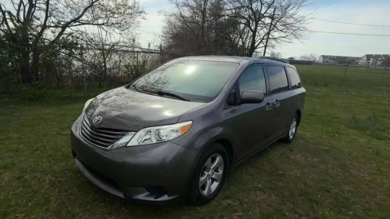 2015 Toyota Sienna 3rd Gen - Image 2 of 12