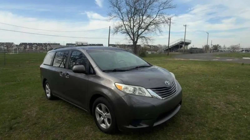 2015 Toyota Sienna 3rd Gen - Image 4 of 12