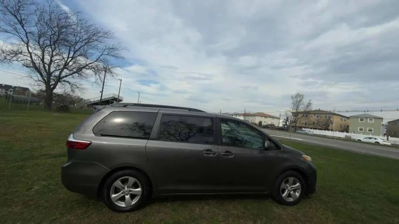 2015 Toyota Sienna 3rd Gen - Image 10 of 12