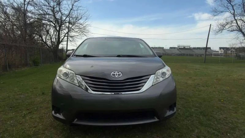 2015 Toyota Sienna 3rd Gen - Image 3 of 12