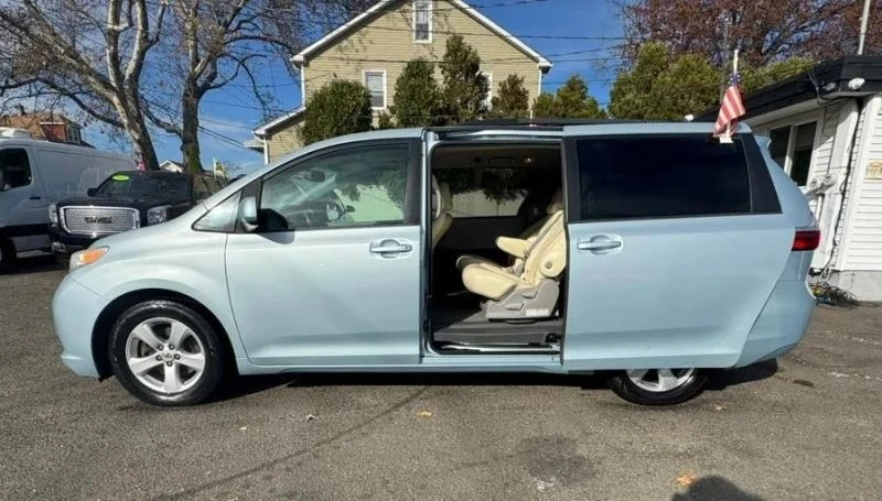 2015 Toyota Sienna 3rd Gen - Image 6 of 12