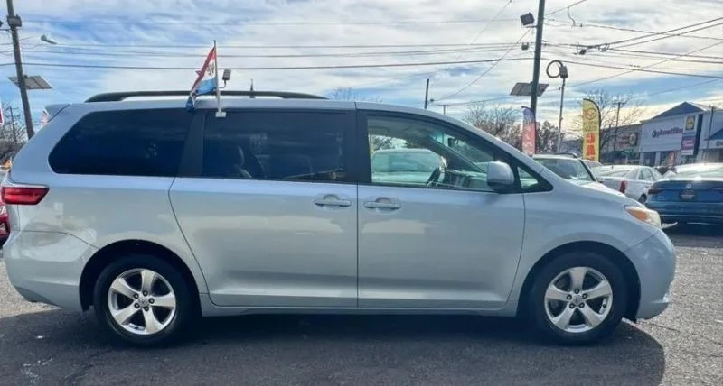 2015 Toyota Sienna 3rd Gen - Image 3 of 12