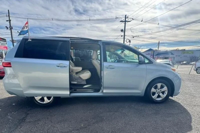 2015 Toyota Sienna 3rd Gen - Image 4 of 12
