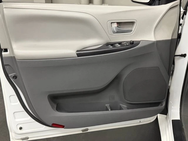 2015 Toyota Sienna 3rd Gen - Image 20 of 21