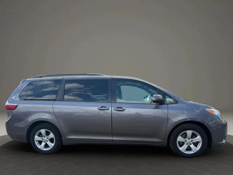 2015 Toyota Sienna 3rd Gen - Image 4 of 12