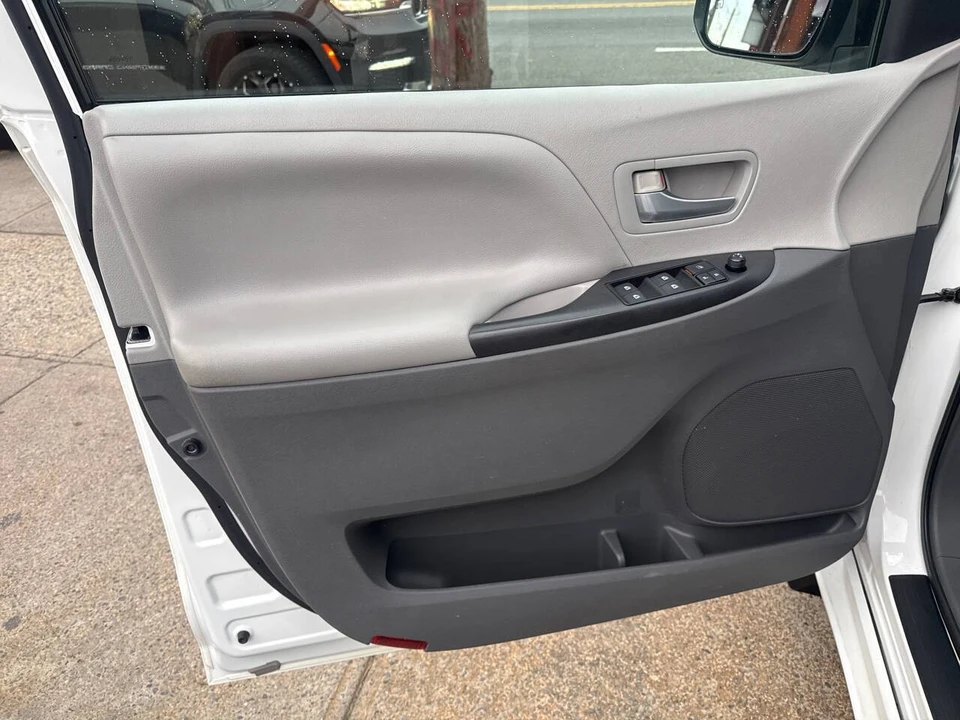 2015 Toyota Sienna 3rd Gen - Image 8 of 21