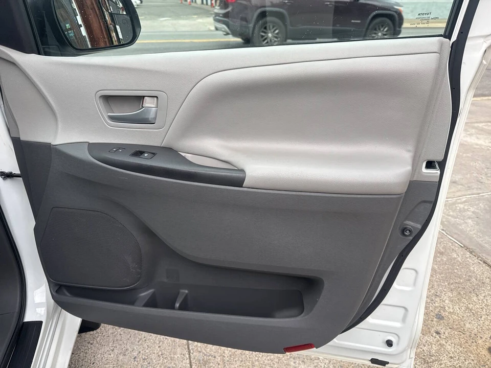 2015 Toyota Sienna 3rd Gen - Image 9 of 21
