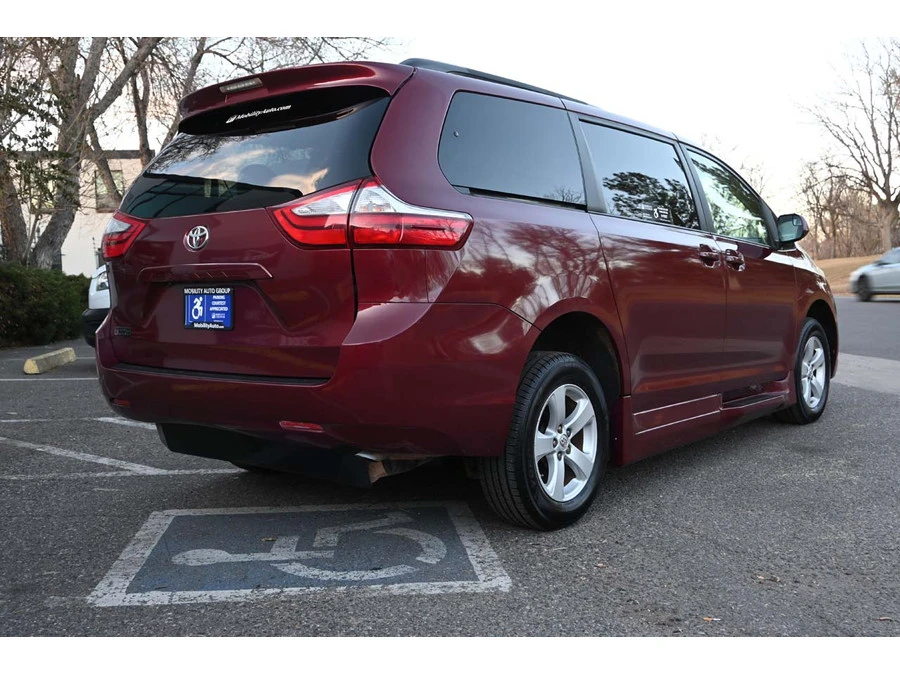 2015 Toyota Sienna 2nd Gen - Image 6 of 12