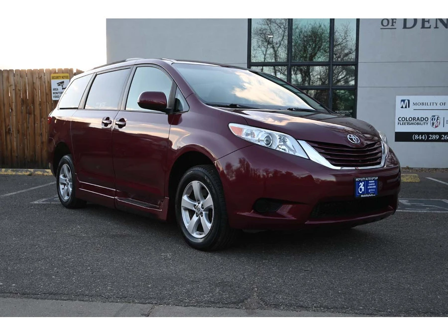 2015 Toyota Sienna 2nd Gen - Image 3 of 12