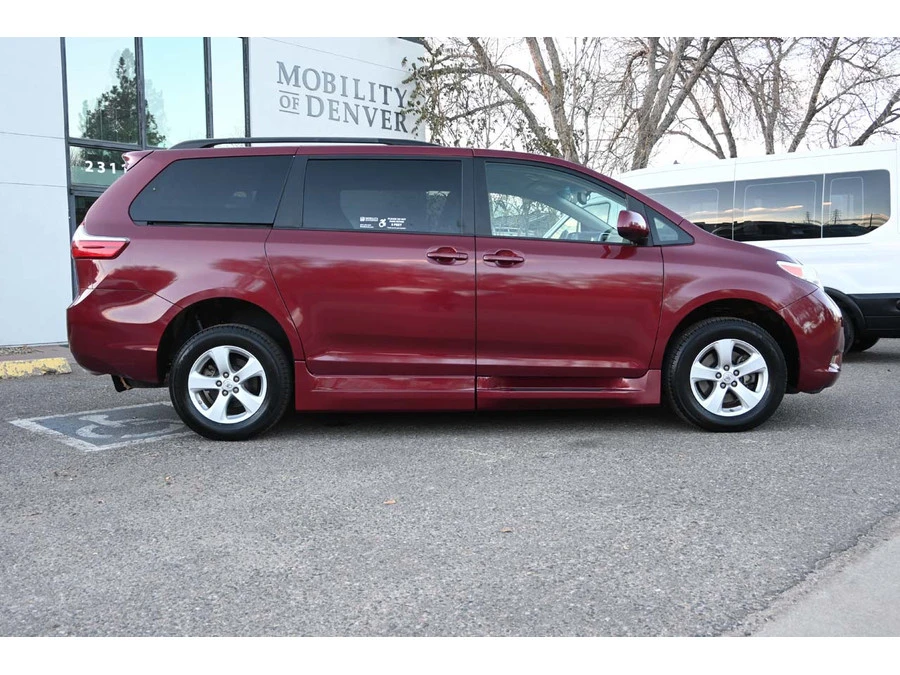 2015 Toyota Sienna 2nd Gen - Image 5 of 12