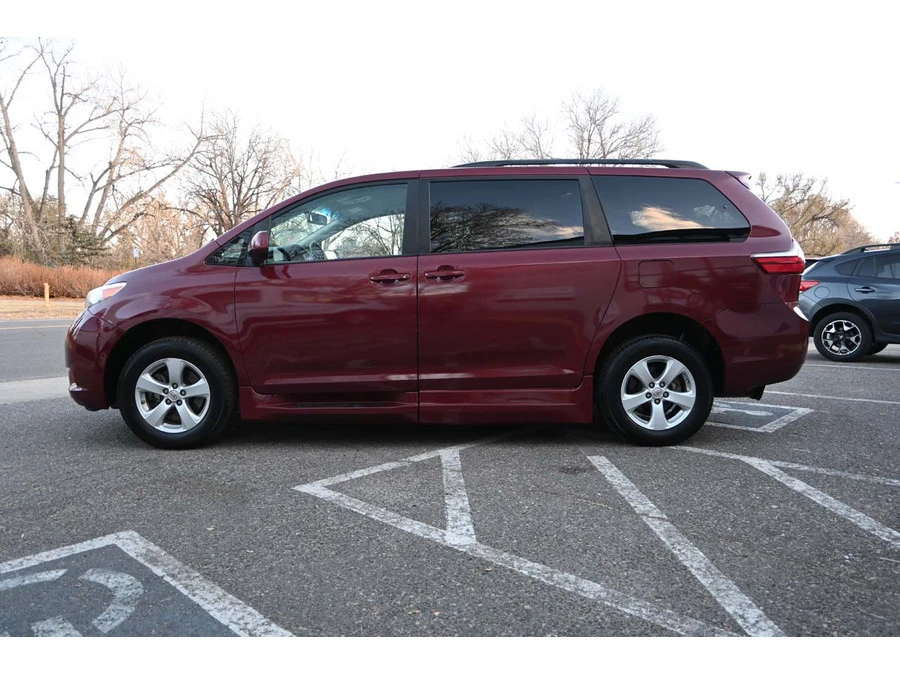 2015 Toyota Sienna 2nd Gen - Image 9 of 12