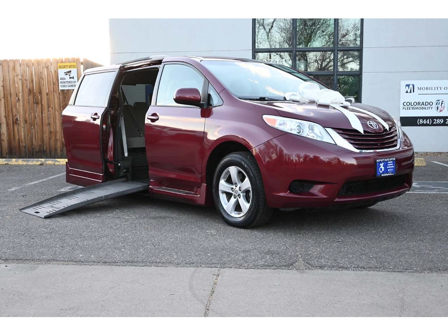 2015 Toyota Sienna 2nd Gen - Image 2 of 12