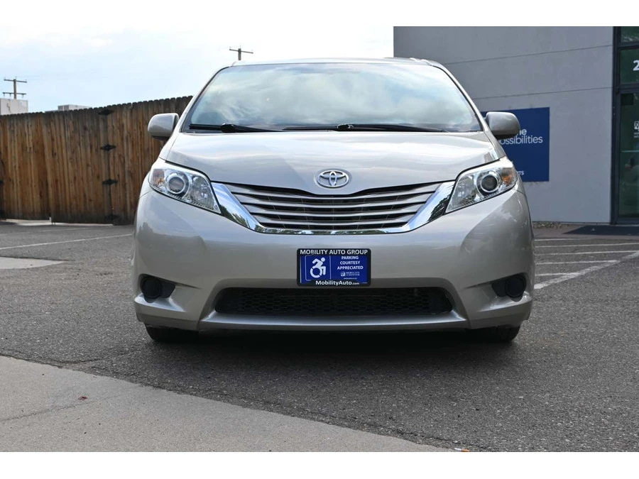 2015 Toyota Sienna 3rd Gen - Image 4 of 21